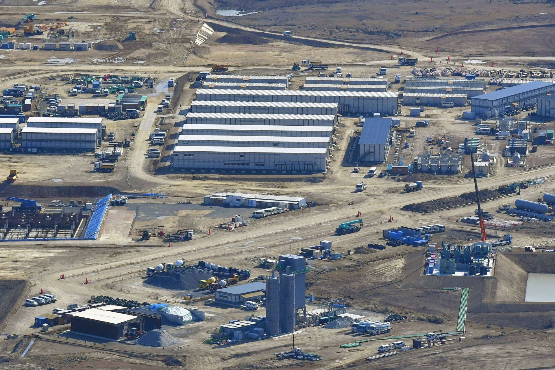 仮設の建造物が密集し、街のように見える島の中央部＝８日、本社チャーター機から