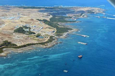 港湾施設の整備が進む馬毛島東部の沿岸＝８日、本社チャーター機から