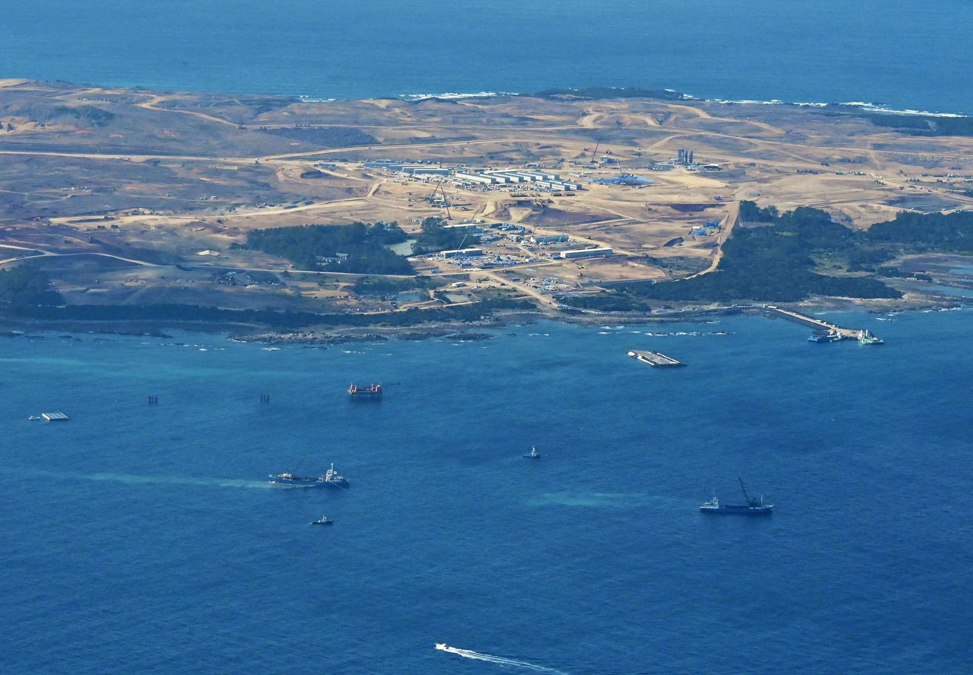 港湾施設の整備が進む馬毛島東部の沿岸＝８日、本社チャーター機から