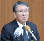着工１年を迎え、報道陣に心情を話す八板俊輔市長＝１２日、西之表市役所