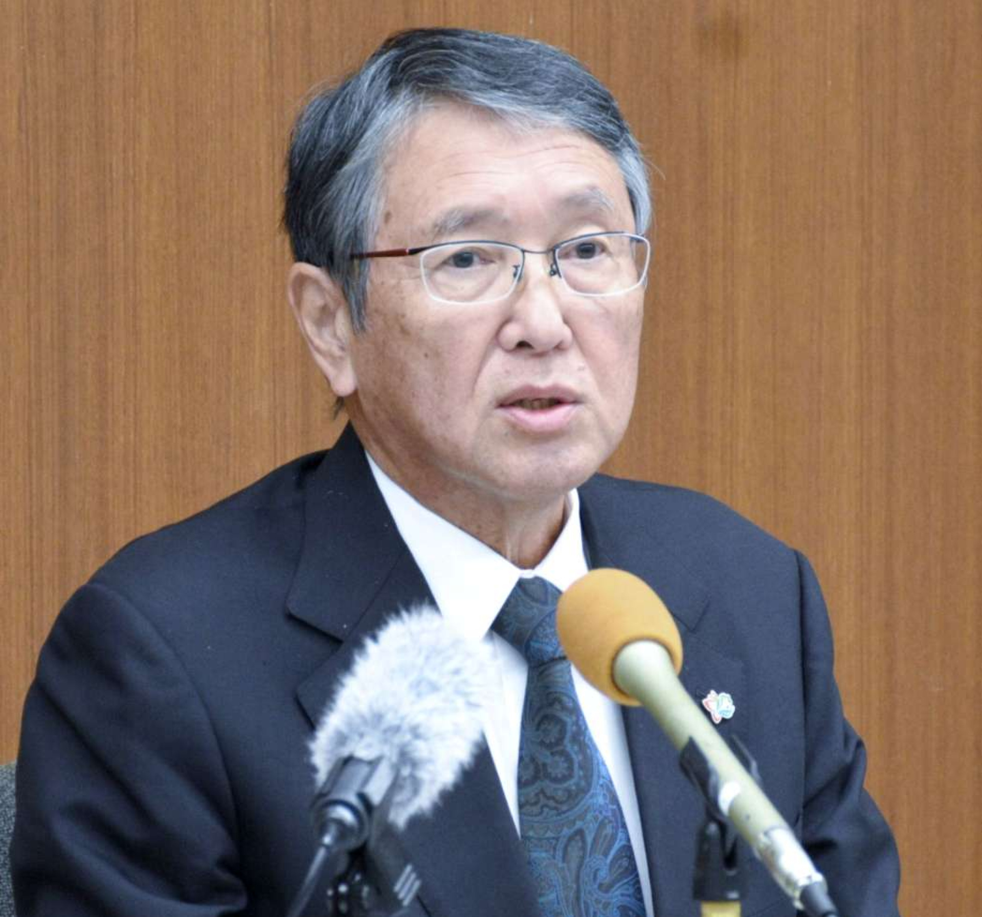 着工１年を迎え、報道陣に心情を話す八板俊輔市長＝１２日、西之表市役所
