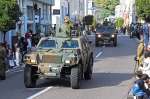 市街地の通りをパレードで走行する陸上自衛隊の車両＝１４日、瀬戸内町古仁屋
