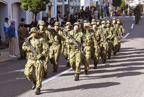 市街地の通りを行進する陸上自衛隊員＝１４日、瀬戸内町古仁屋