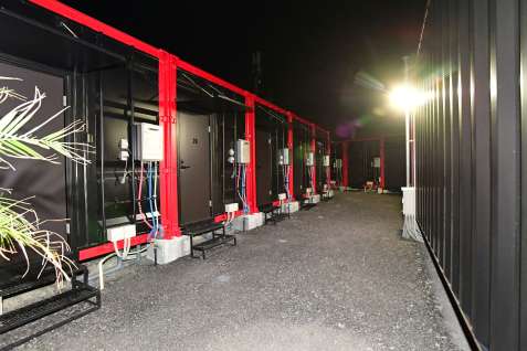 居住用に整備されたコンテナハウス＝西之表市