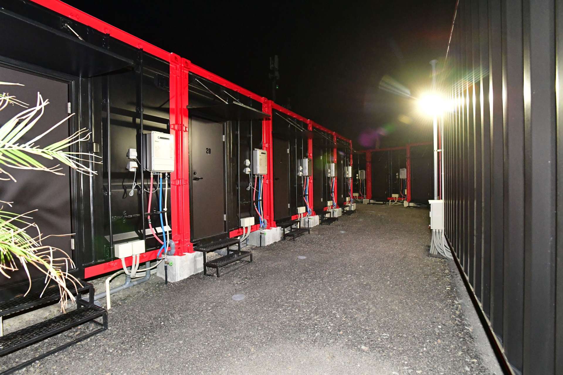 居住用に整備されたコンテナハウス＝西之表市