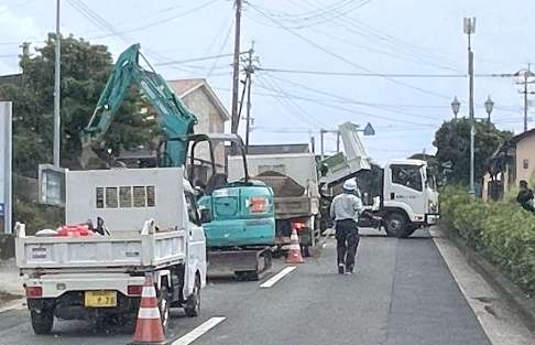 住宅街で進む通信ケーブルの埋設工事＝西之表市
