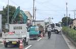 住宅街で進む通信ケーブルの埋設工事＝西之表市