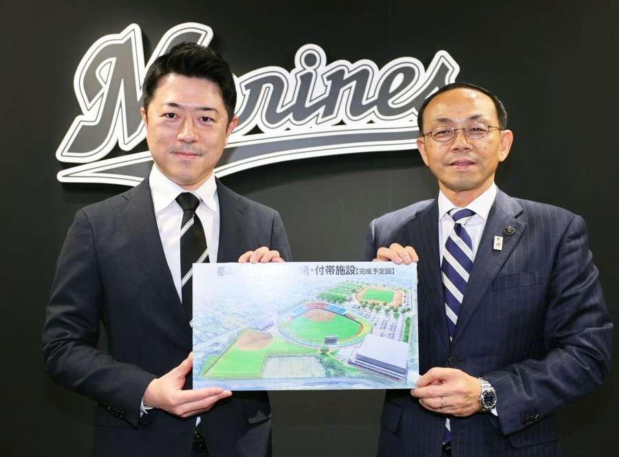 都城運動公園の完成予想図を持つ池田宜永都城市長（右）と高坂俊介千葉ロッテ球団社長（同球団提供）
