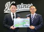 都城運動公園の完成予想図を持つ池田宜永都城市長（右）と高坂俊介千葉ロッテ球団社長（同球団提供）