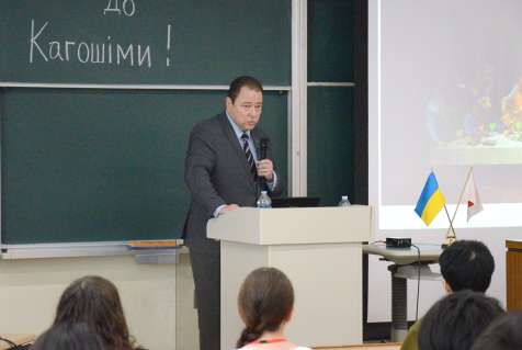 講演するウクライナのコルスンスキー駐日大使＝２４日、鹿児島市郡元１丁目の鹿児島大学