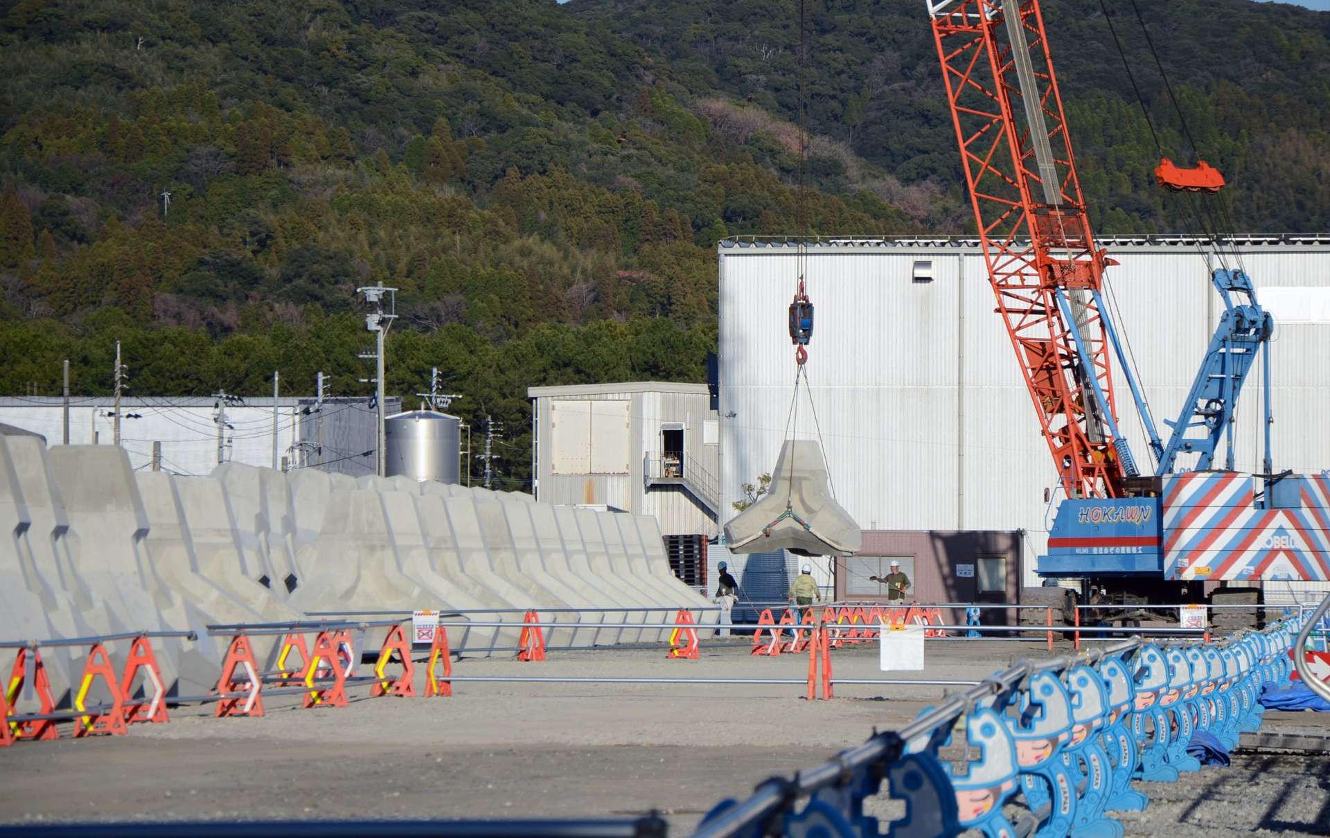 馬毛島で使う消波ブロックの製造現場＝１７日、いちき串木野市