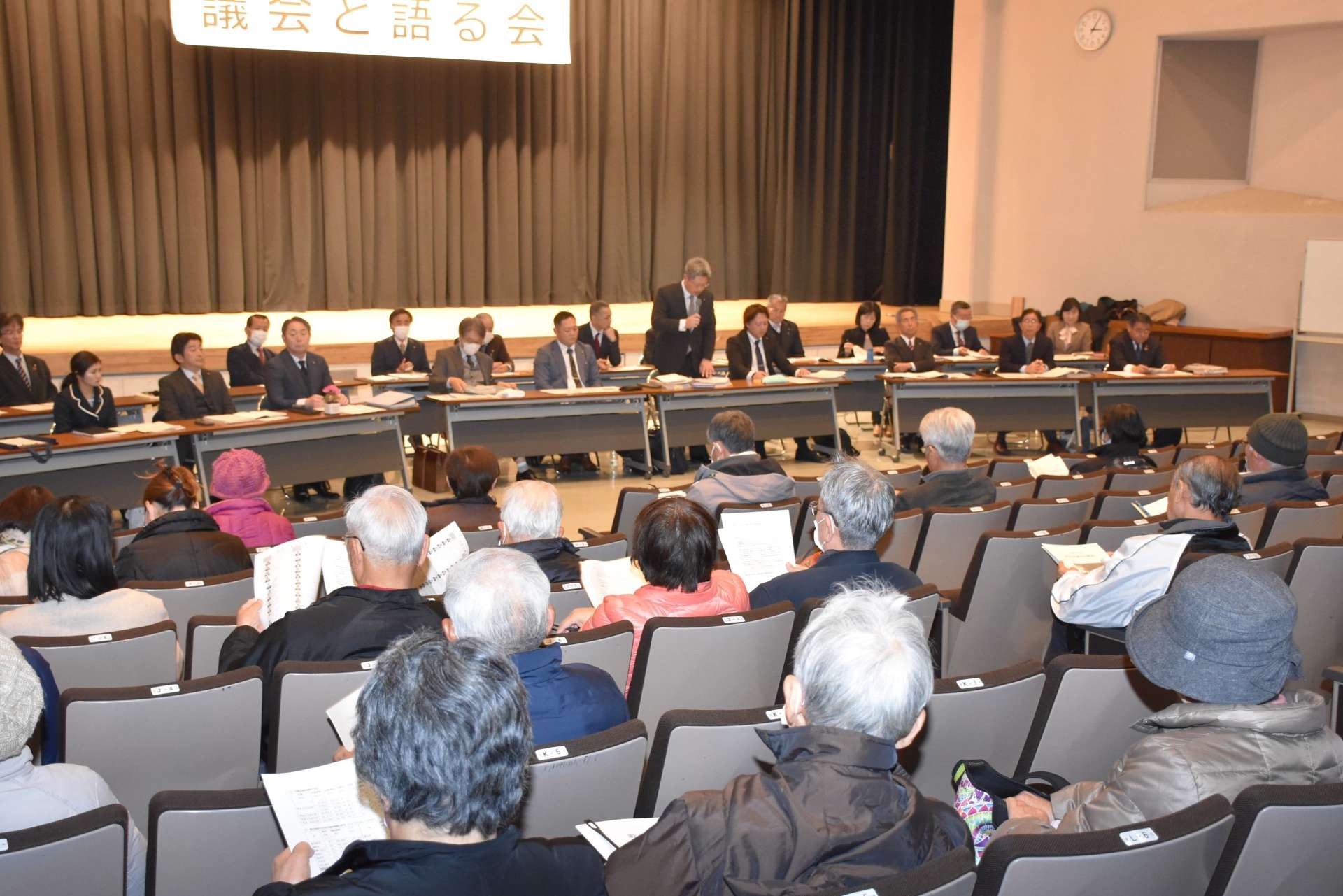姶良市議会の議員定数削減や報酬増額に多くの意見が出た「議会と語る会」＝２５日、姶良市蒲生