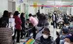 多くの患者で混み合う病院内＝１０日、西之表市の種子島医療センター