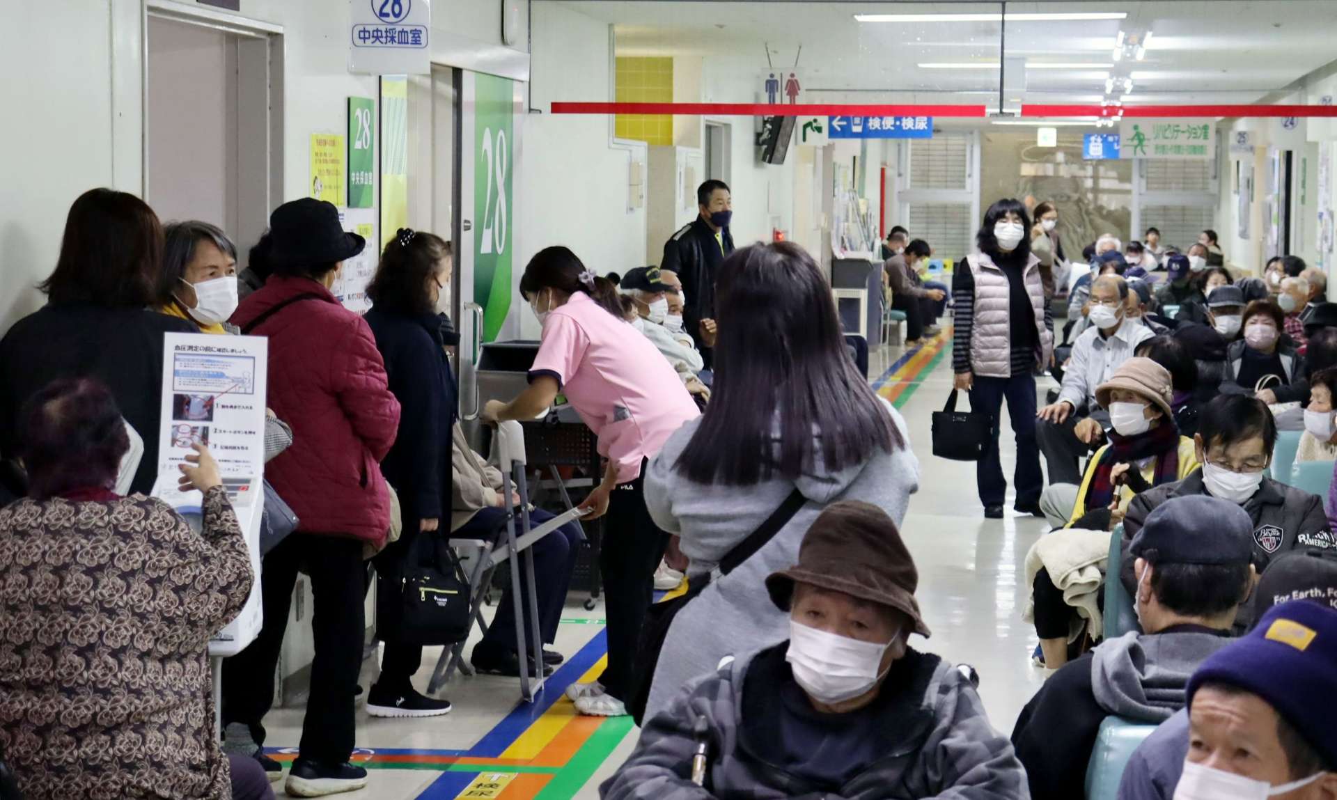 多くの患者で混み合う病院内＝１０日、西之表市の種子島医療センター