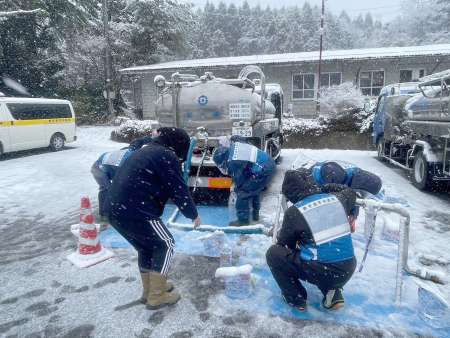 〈関連〉能登半島地震の被災地で給水活動をする鹿児島市水道局職員＝１４日、石川県能登町（市水道局提供）