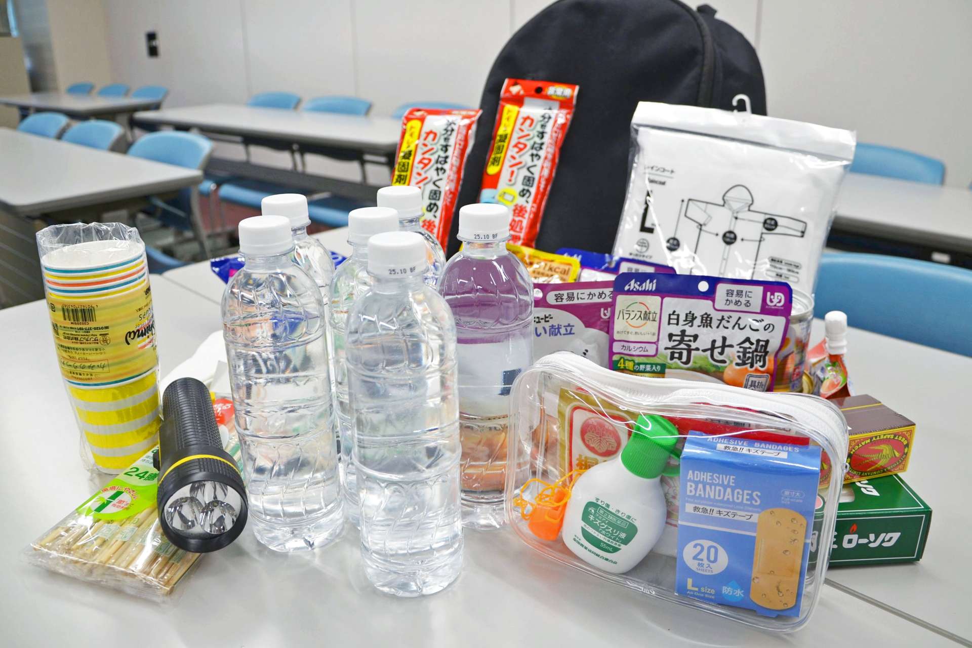 用意した非常持ち出し品。水の分量が重さの鍵をにぎる＝鹿児島市与次郎１丁目