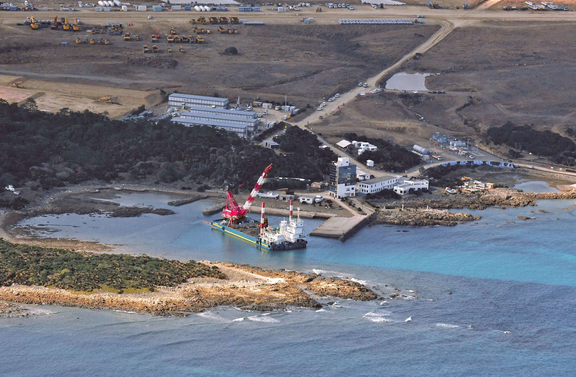 しゅんせつ工事が完了した馬毛島東部の葉山漁港＝１月８日、本社チャーター機から撮影