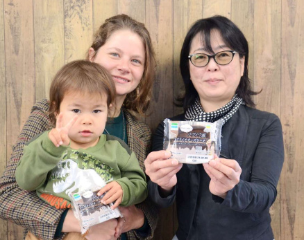 商品を監修した郡山虹夏さん（中央）と、ウクライナ県人会の永野治子さん＝７日、鹿児島市真砂本町の南九州ファミリーマート