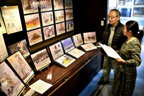 シベリア抑留体験を図化した資料や手記などが並ぶ展示会場＝姶良市の重富民俗資料館
