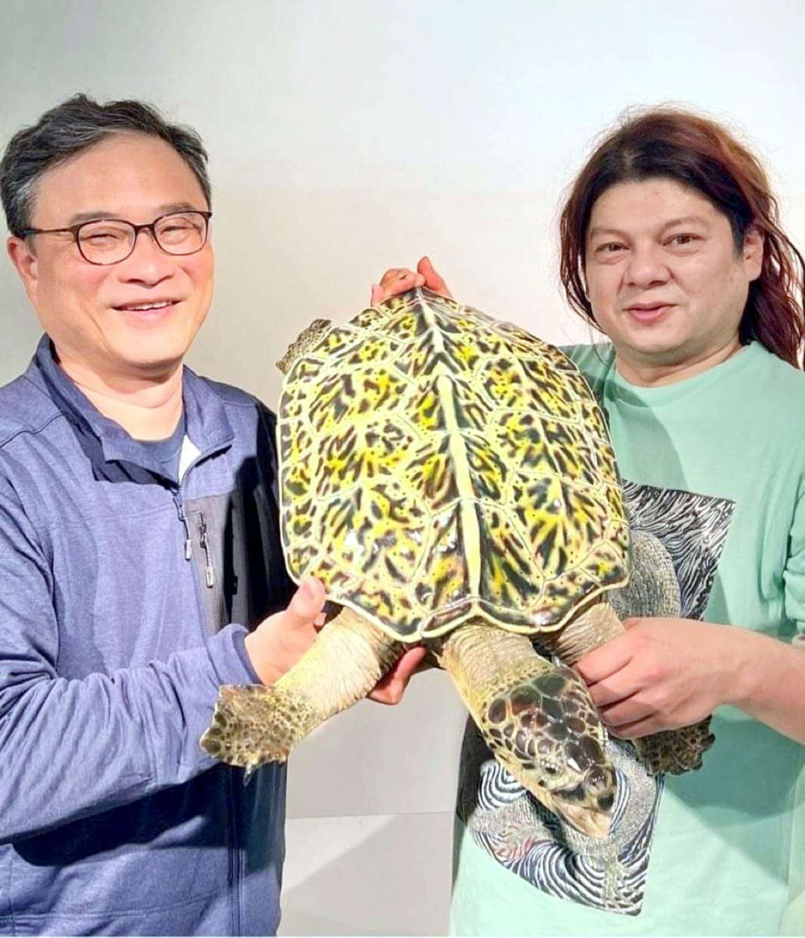 サツマムカシウミガメのフィギュアを製作した海洋堂造形師の古田悟郎さん（右）と。絶滅した同時代のカメを参考に推定復元した