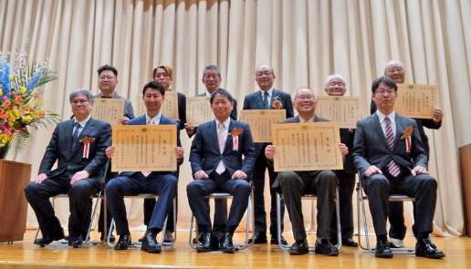 鳥獣の利活用で農林水産大臣賞を受賞した屋久鹿ジビエ王国の関係者（前列左から２人目）＝１５日、東京（鹿児島県提供）