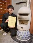 （別カット）実用新案登録証を手に笑顔を見せる石原田海秀さん＝鹿児島市城山１丁目