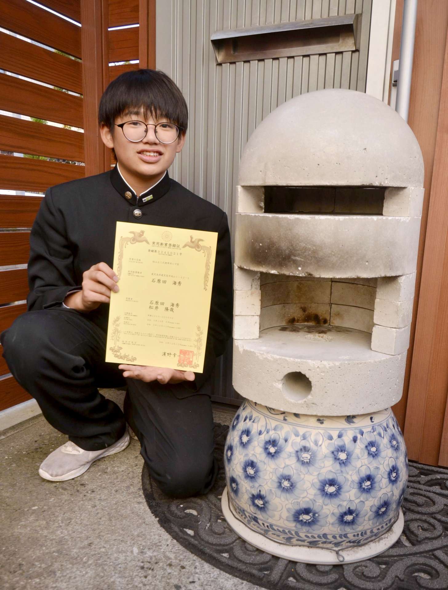 （別カット）実用新案登録証を手に笑顔を見せる石原田海秀さん＝鹿児島市城山１丁目