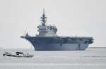 鹿児島湾に停泊する護衛艦いずも＝４日、鹿児島市祇園之洲町