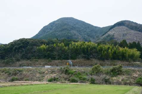 弾薬庫整備に向けた適地調査が予定されている中岳（中央）＝４日、さつま町永野