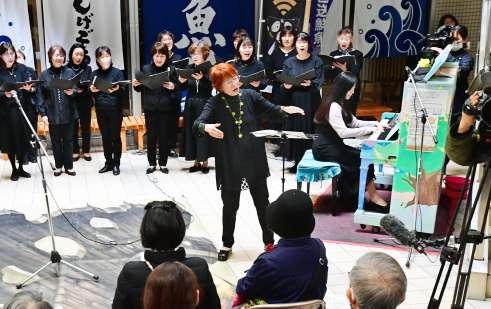 東日本大震災追悼セレモニーとして１３回目を迎えた「ストリートピアノでつなぐ祈りのハーモニー」＝１１日午後２時５３分、鹿児島市中央町