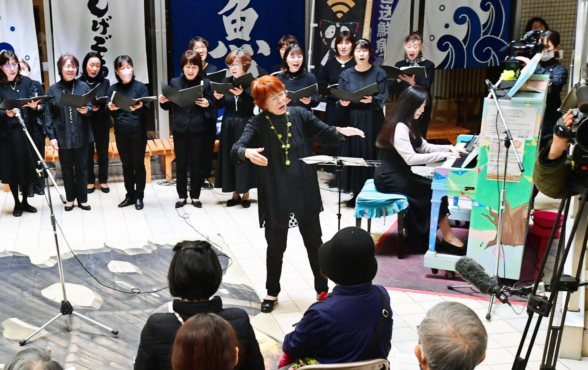 東日本大震災追悼セレモニーとして１３回目を迎えた「ストリートピアノでつなぐ祈りのハーモニー」＝１１日午後２時５３分、鹿児島市中央町