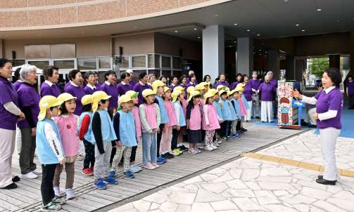 〈別カット〉復興ソング「花は咲く」を合唱する参加者＝１１日、鹿児島県鹿屋市のリナシティかのや