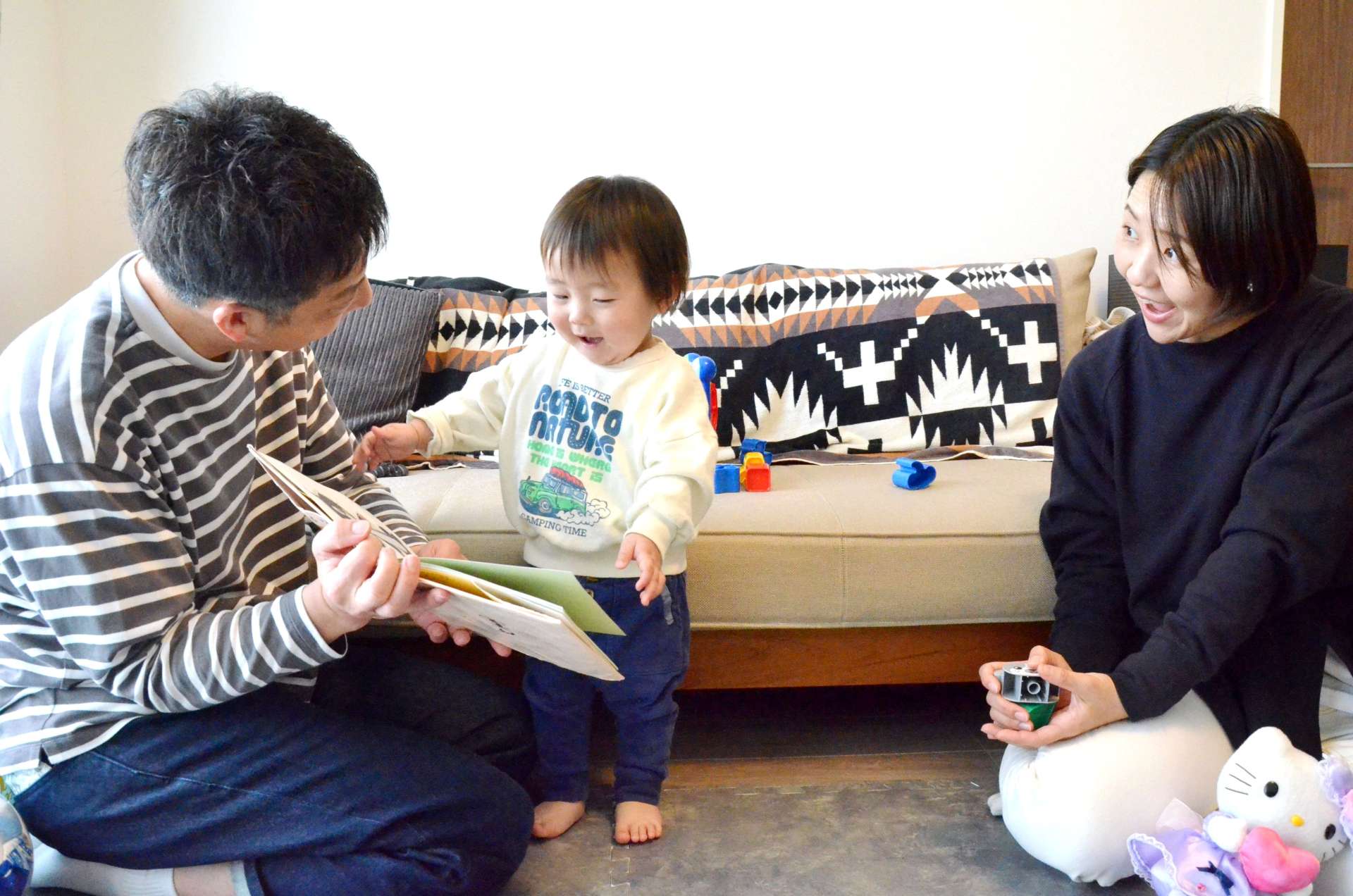 楽しそうに遊ぶ早川怜汰ちゃん（中央）と母親の友紀さん（右）、父親の典宏さん＝鹿児島市