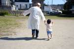 公園で遊ぶ母親と幼児（本文と写真は関係ありません）