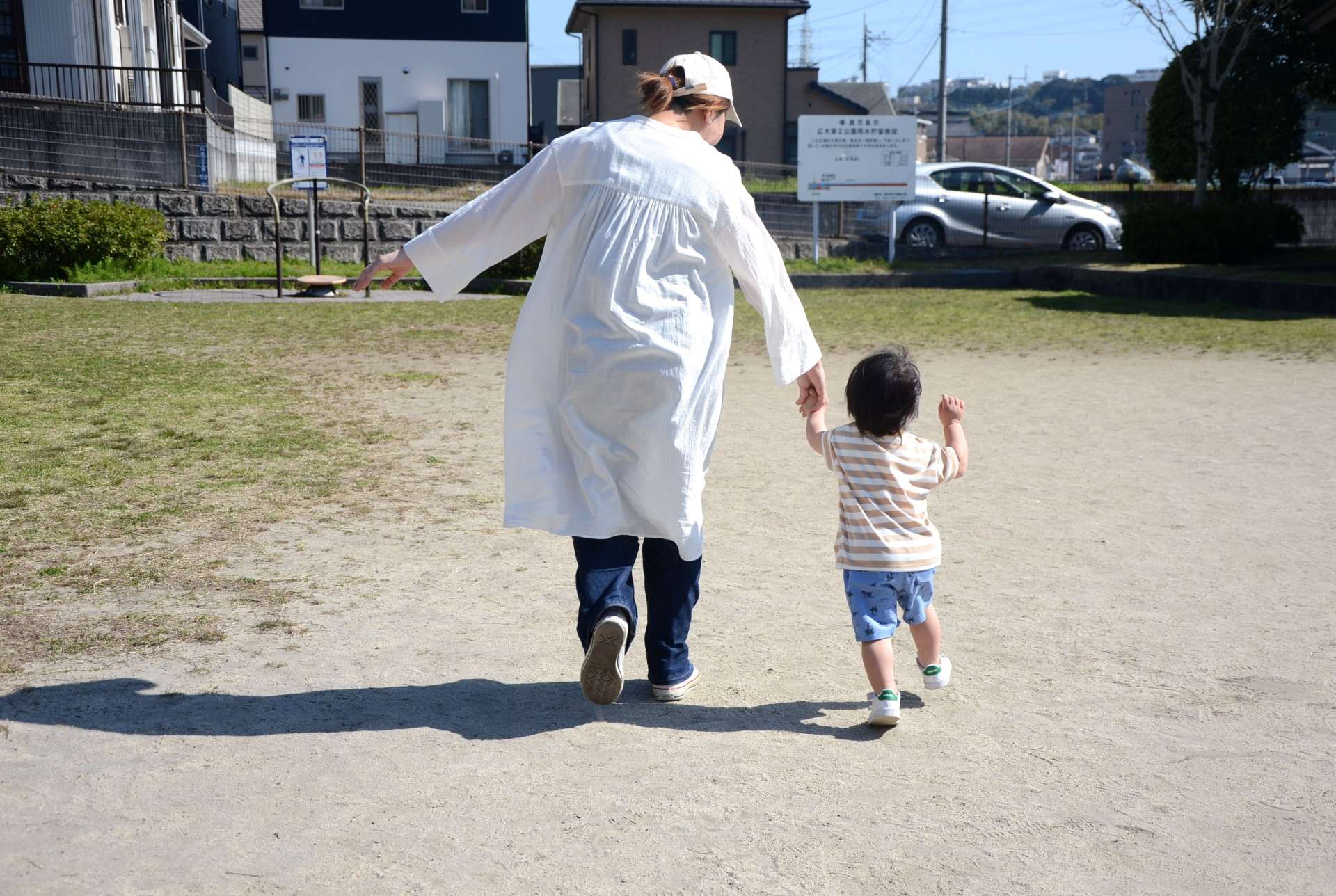 公園で遊ぶ母親と幼児（本文と写真は関係ありません）