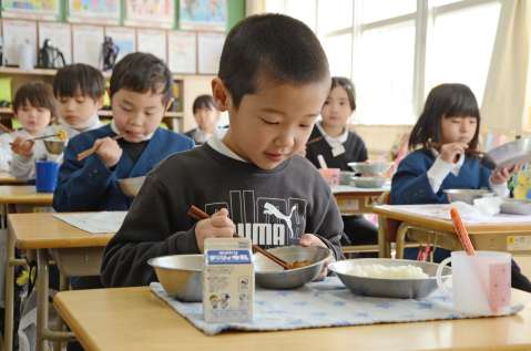 学校が管理する木製の箸で給食を食べる児童たち＝鹿児島市吉野町の吉野東小学校