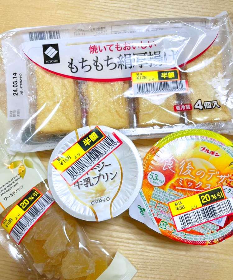値引きシールが貼られた商品。一人で子育てする女性は日々節約に励む