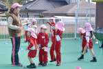 名前を呼ばれて整列する園児たち＝鹿児島市のヴェリタスこども園