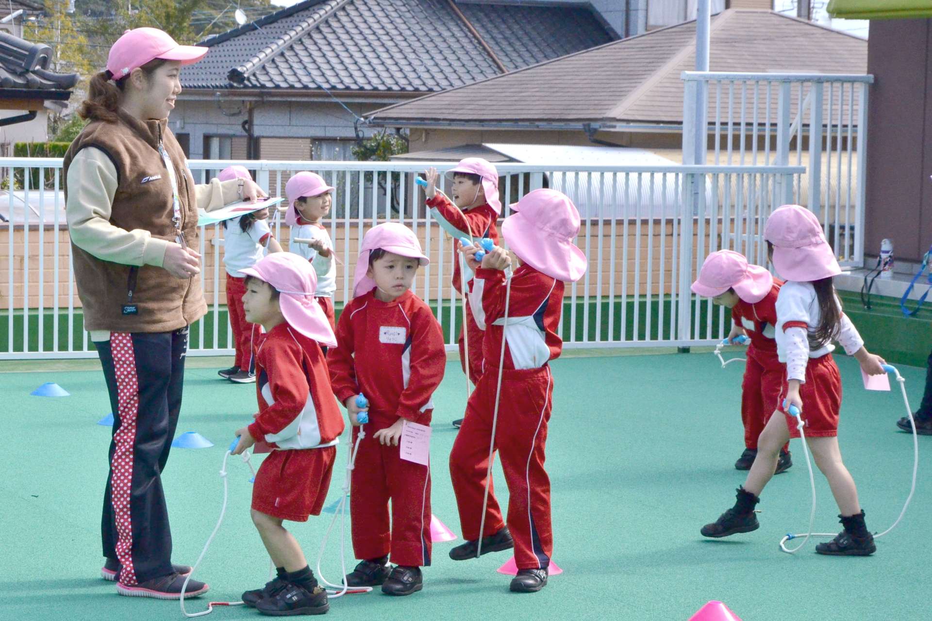 名前を呼ばれて整列する園児たち＝鹿児島市のヴェリタスこども園