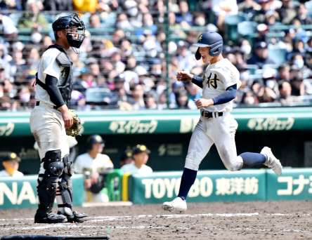〈関連〉８回裏神村１死一、三塁、正林の右前打で三走入耒田が生還＝甲子園