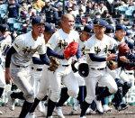 １回戦に勝利しアルプス席へ駆け出す神村ナイン＝兵庫県西宮市の甲子園球場