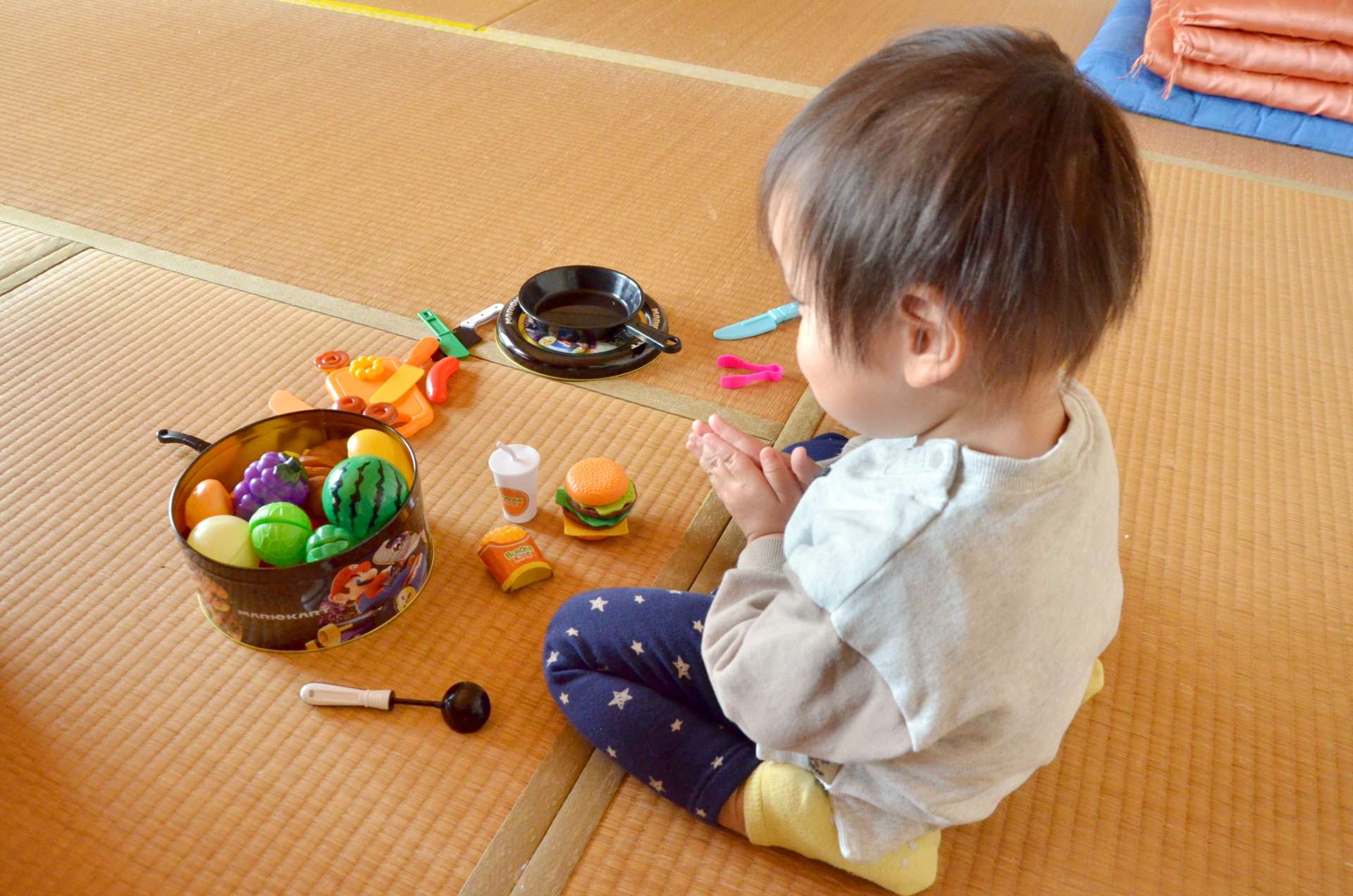 おままごとで遊ぶ朝陽ちゃん＝鹿児島県内