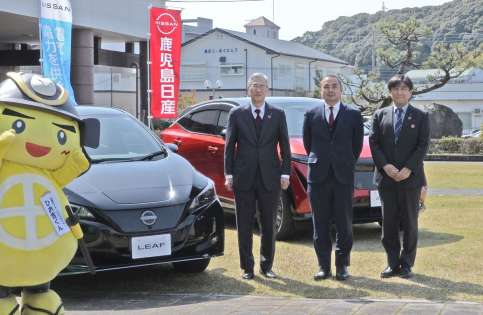 永山由高日置市長（右から２人目）らと日産の電気自動車＝１８日、日置市役所