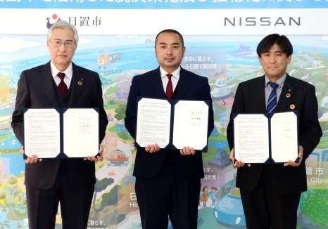 電気自動車活用で日産と連携協定を結んだ永山由高日置市長（中央）ら＝日置市役所