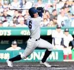 ９回表神村無死、今岡が中越え二塁打を放ちチャンスを作る＝甲子園