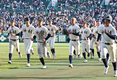 ２回戦で敗れ、引き揚げる神村ナイン＝２７日、兵庫県西宮市の阪神甲子園球場