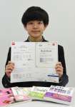 〈関連〉「単語や文法などの基礎知識習得に使った」という参考書を並べ、喜ぶ石堂和佑紀さん＝中種子町の種子島中央高校