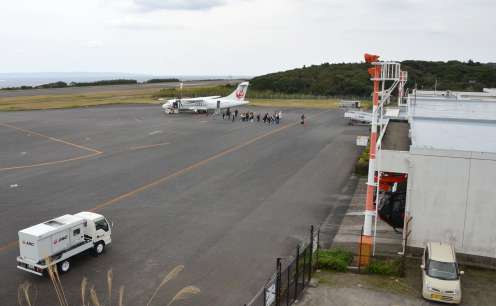 滑走路延伸が決まった屋久島空港。現在はプロペラ機のみ就航する＝２月２８日、屋久島町小瀬田