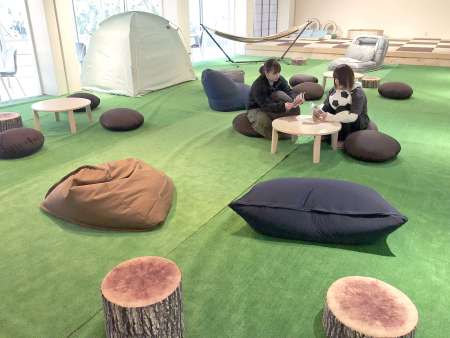 温泉カフェ「湯らり～な」のハンモックやビーズクッションが並ぶリラックススペース＝霧島市隼人町嘉例川