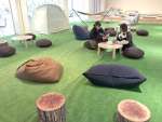 温泉カフェ「湯らり～な」のハンモックやビーズクッションが並ぶリラックススペース＝霧島市隼人町嘉例川